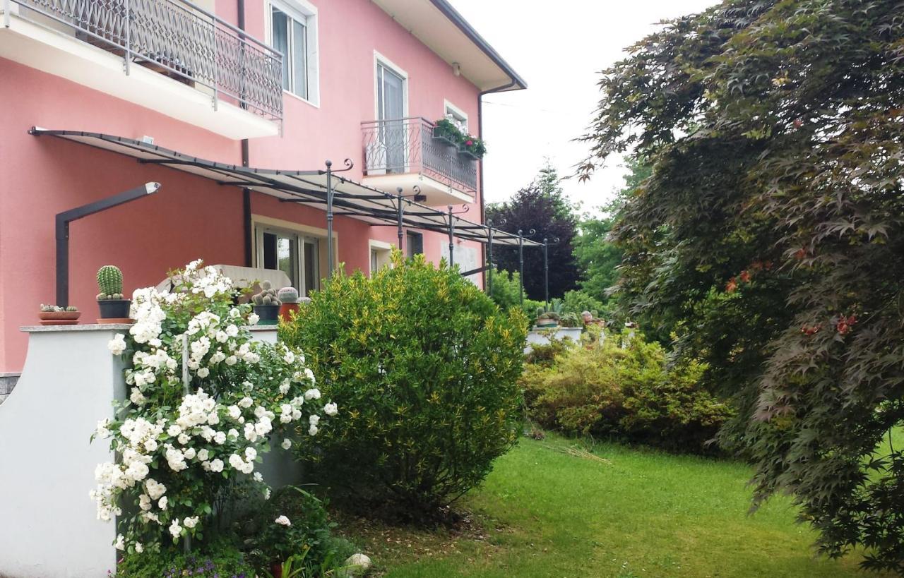 مييْنا La Rosa Tra I Laghi B&B المظهر الخارجي الصورة