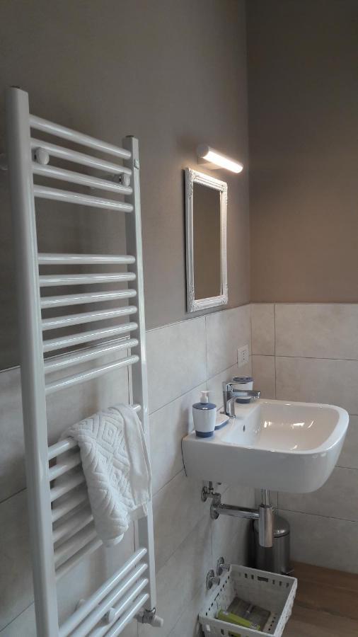 مييْنا La Rosa Tra I Laghi B&B المظهر الخارجي الصورة