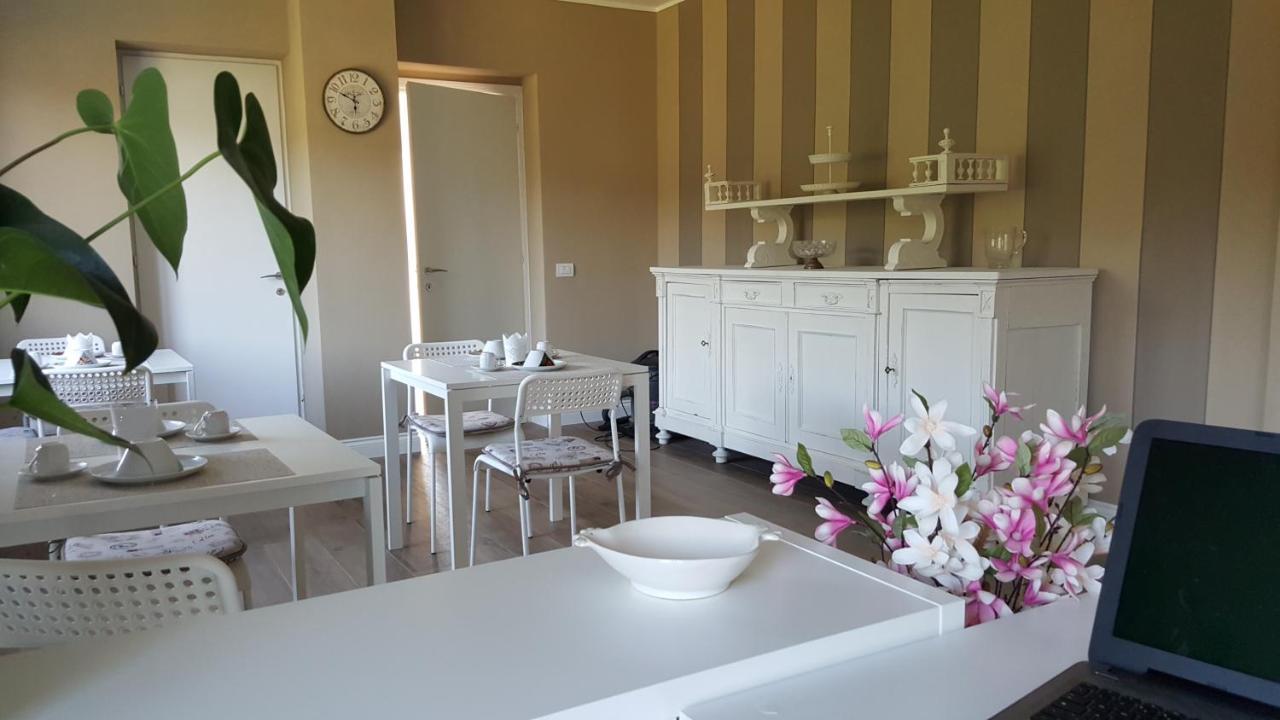 مييْنا La Rosa Tra I Laghi B&B المظهر الخارجي الصورة