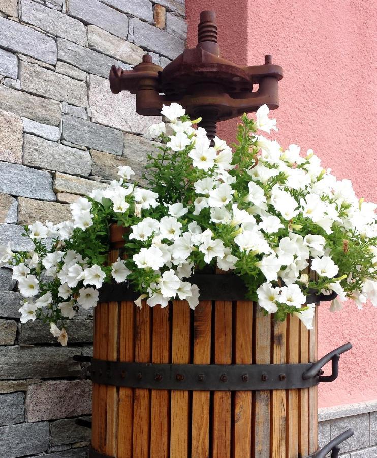 مييْنا La Rosa Tra I Laghi B&B المظهر الخارجي الصورة