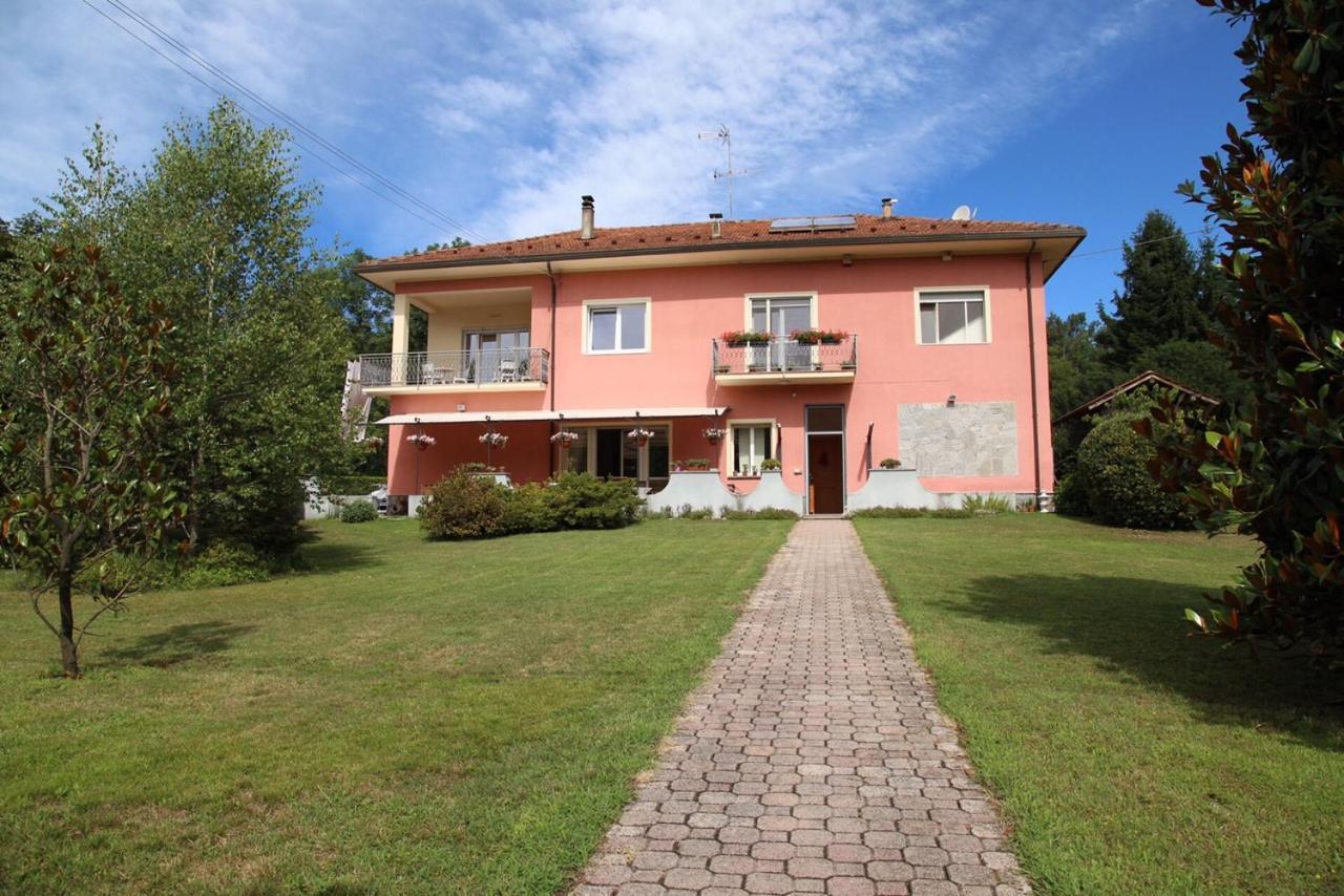 مييْنا La Rosa Tra I Laghi B&B المظهر الخارجي الصورة