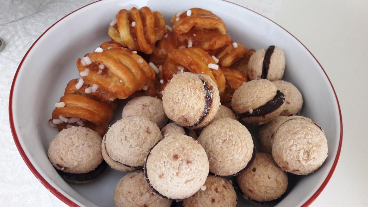مييْنا La Rosa Tra I Laghi B&B المظهر الخارجي الصورة